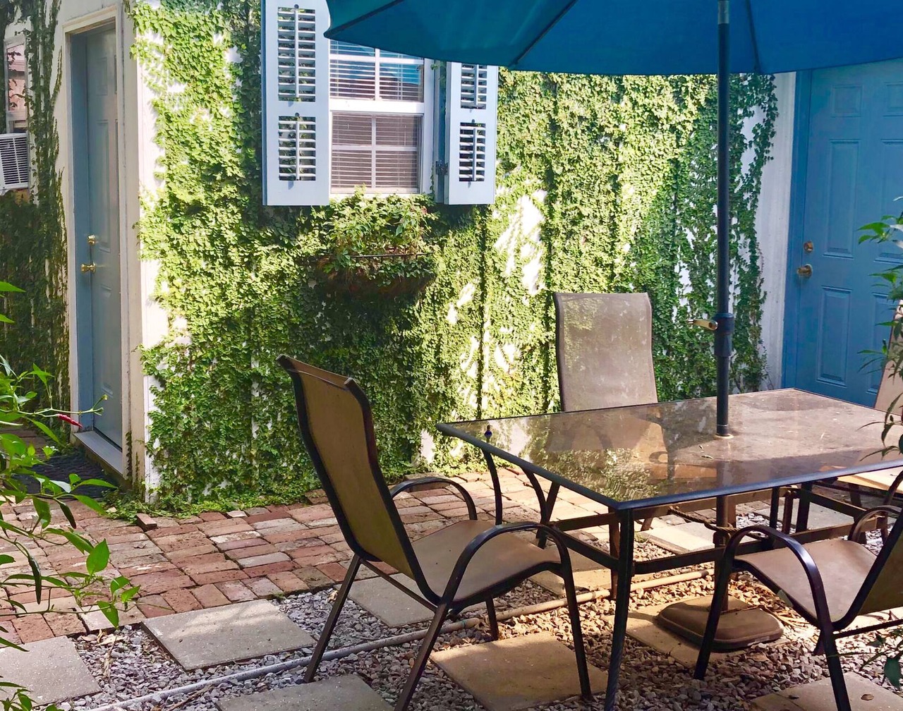 Studio Apartment Upper Garden District 2 blocks from Magazine Street. 1