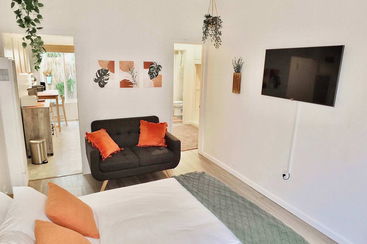 Studio Condo, Steps to Beach and 2nd St, Sleeps 2 1