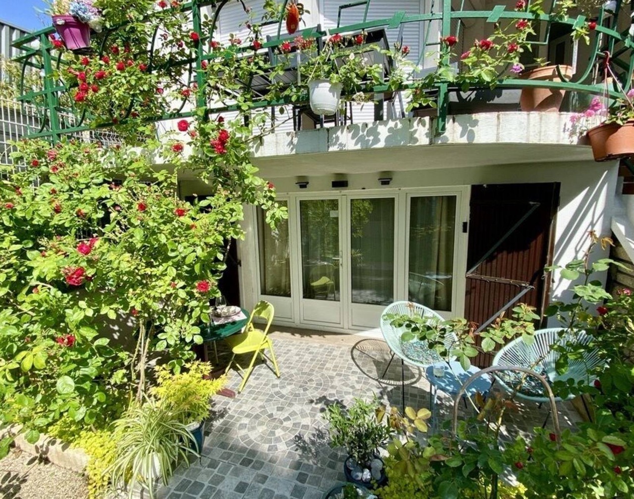 Studio with lovely outdoor terrace 10 minutes from Paris (14th) classified 1*. 1