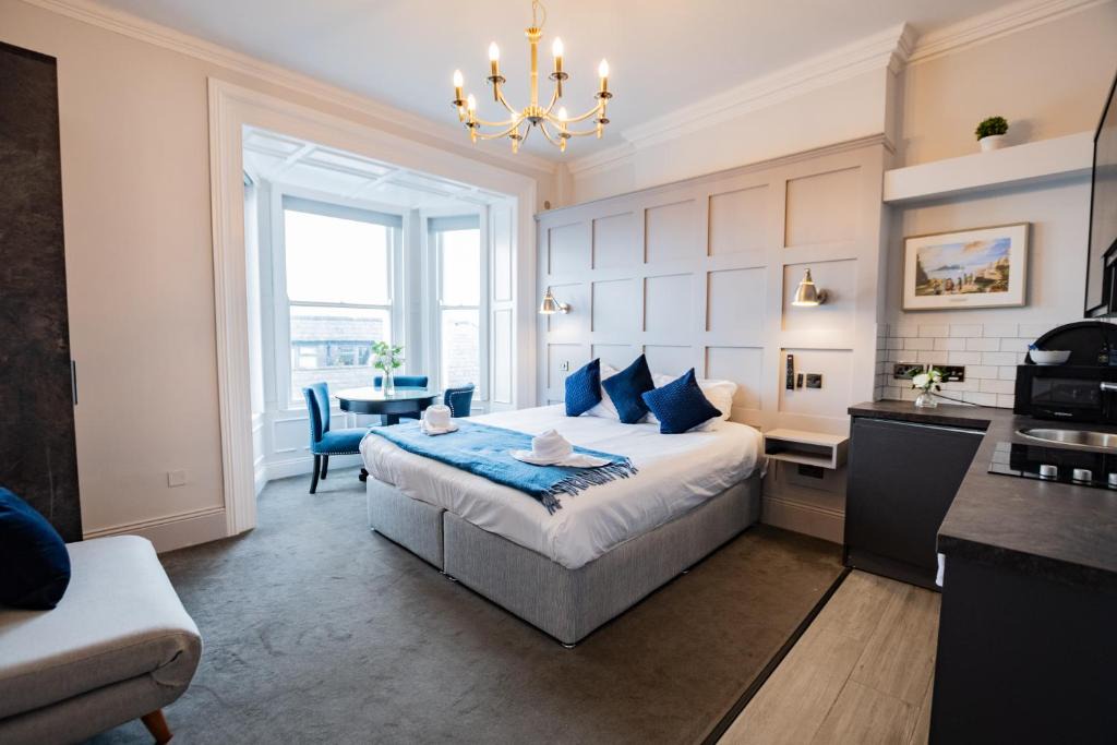 Studio with Scenic Marina Views - Sleeps 3 1