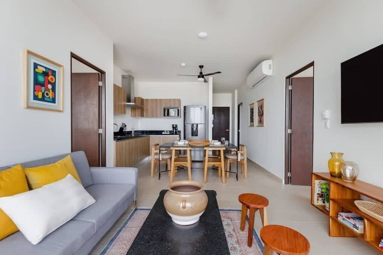 Stunning Lagoon View Condo Pool & Gym 9th Floor 1