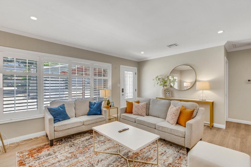 Stunning Professionally Designed Beautiful Home! 1