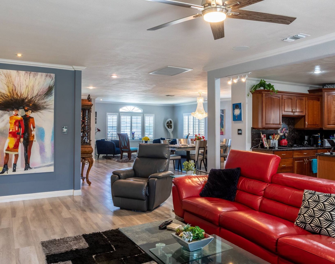 Stunning, Pvt Lux Home-Modern Vibe-King Bed, Jacuzzi, Fire Pit, BBQ, Much More! 1