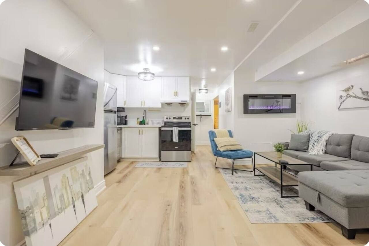 STUNNING & SPACIOUS 1 BEDROOM OASIS 1