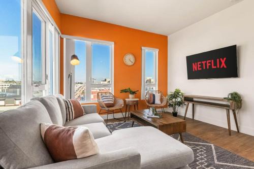 Stylish 2BD Haven with Scenic DTLA Views and Parking 1