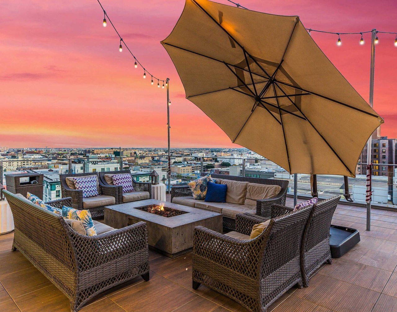 Stylish 2br/2ba At HWH by Oneluxstay 1