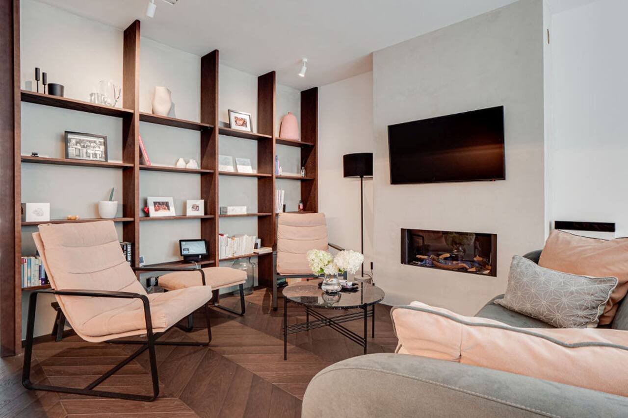 Stylish 3-room apartment with AC, situated in the vibrant De Pijp district. 1