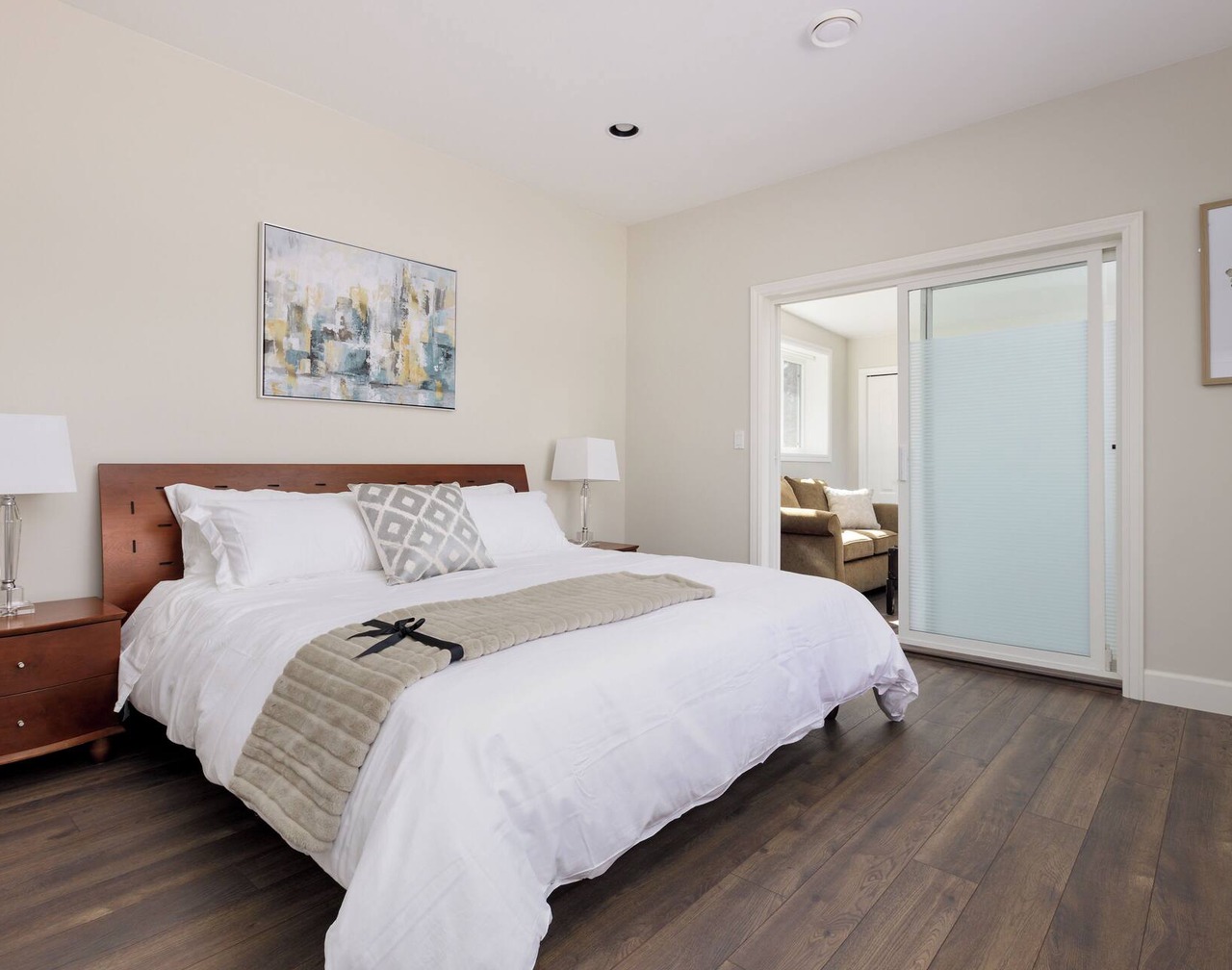 Stylish Ensuite with Living Room in Luxury House 1
