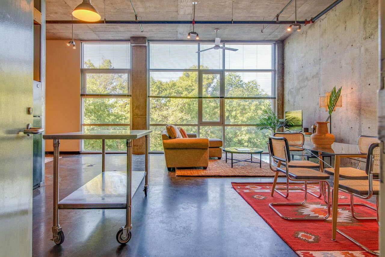 Stylish Loft Near Downtown Broadway! 1