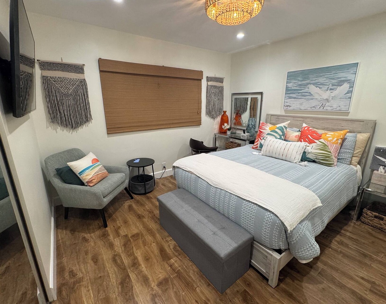 Stylish suite near beach & LAX—private entry, vibrant decor, cozy comfort. 1