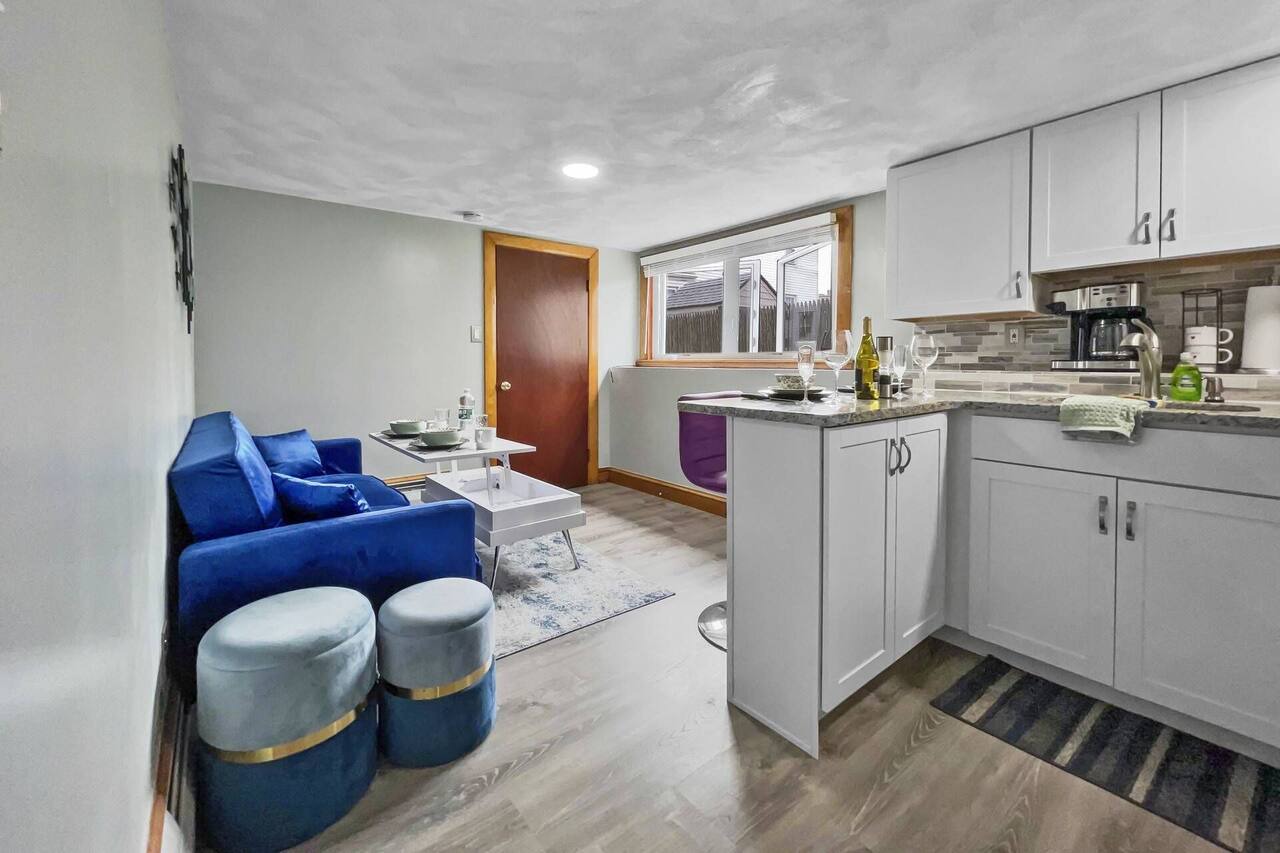 Suite at House of L: Near Boston, Hospitals & Casino – Fast WiFi, Driveway 1