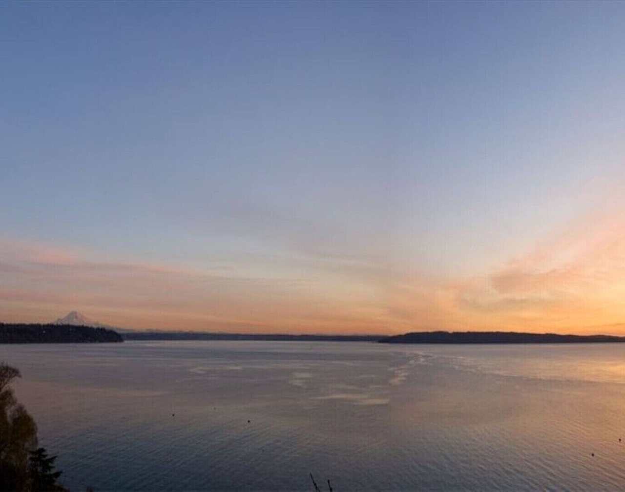 Suite with Puget Sound, Mount Rainier, & Olympic Views 1