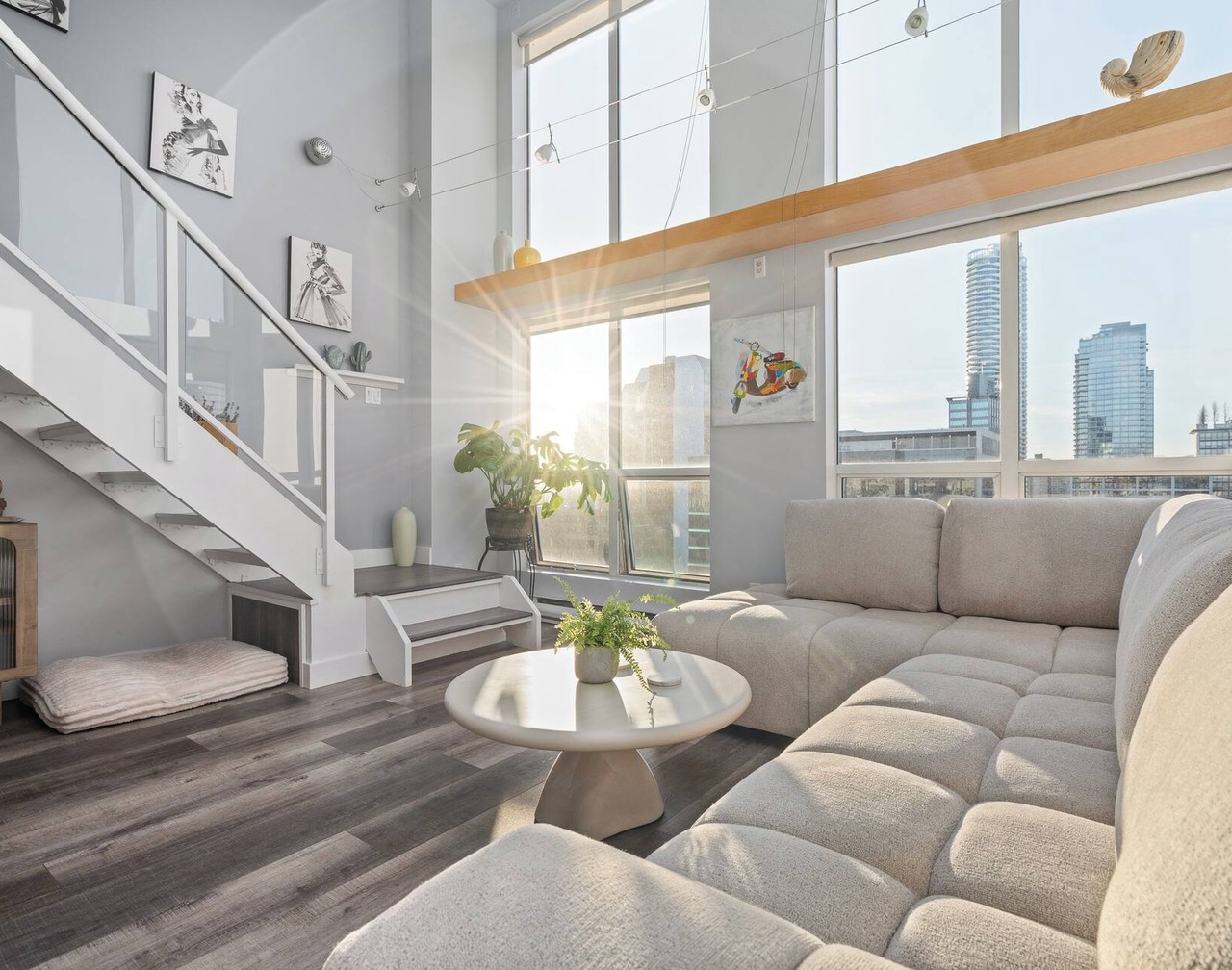 Sun-Drenched Downtown Loft - Views of Skyline 1