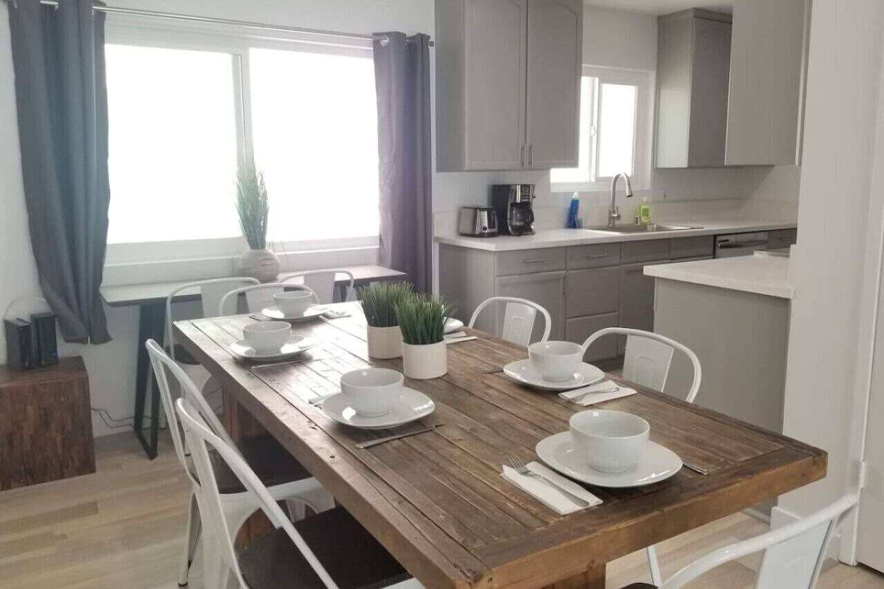 Sunny & Spacious 3 Bed - 20 second walk to beach! 1