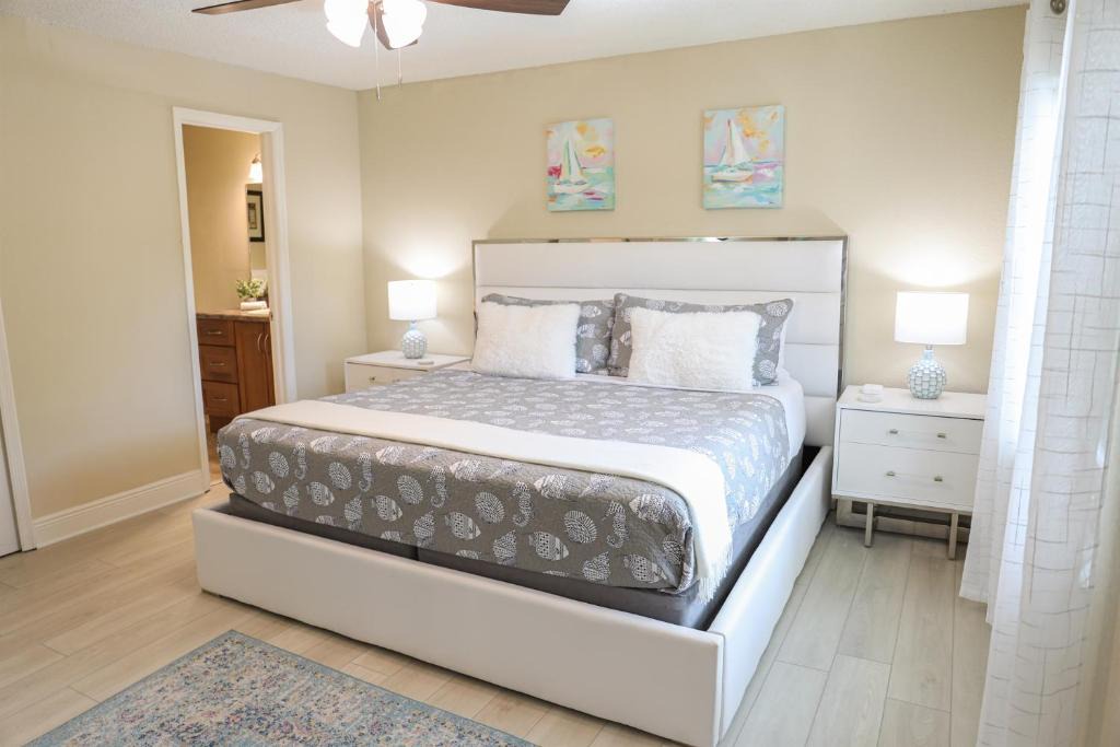 Sunnyside Palms - 2BR, Poolside, 5 min to Beach 1