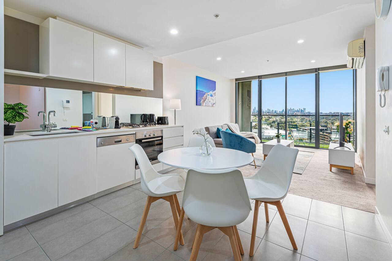 Sunset city views from a top-floor stay with pool, gym, sauna, garden and secure parking. Supermarket and dining on-site. Close to parks, beaches, universities and shopping—great for business trips, family visits or Melbourne getaways. 1