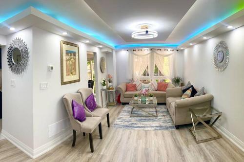 Super Luxury Family Home - 3 Bedrooms, 1 Full Bathroom and 1 Half Washroom with Free Parking, Wifi, Netflix 1