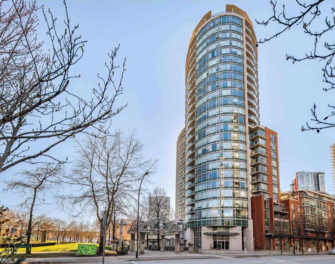 Sweat Condo, Central Location+ One Free Parking! 1
