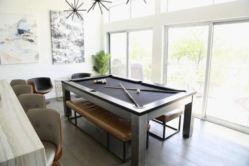 Tailgate Penthouse 2 Blocks from UT Stadium 1