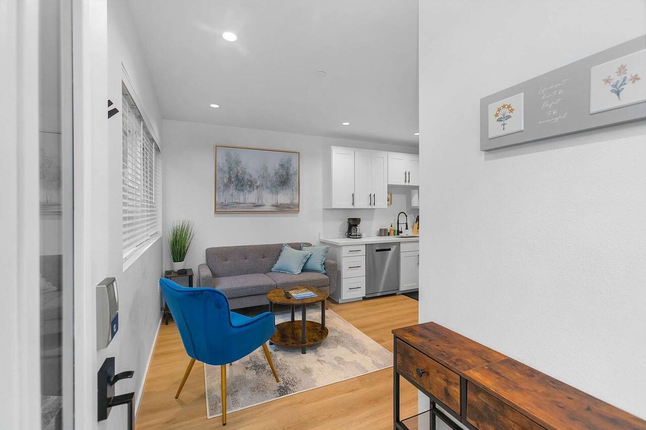 The Cloudbreak Townhome - 88 Walkscore! 1