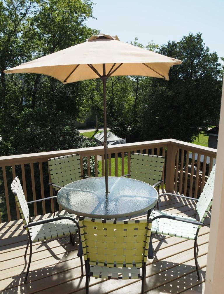 The Cute & Cozy - Upper Apt - Great Location! 1