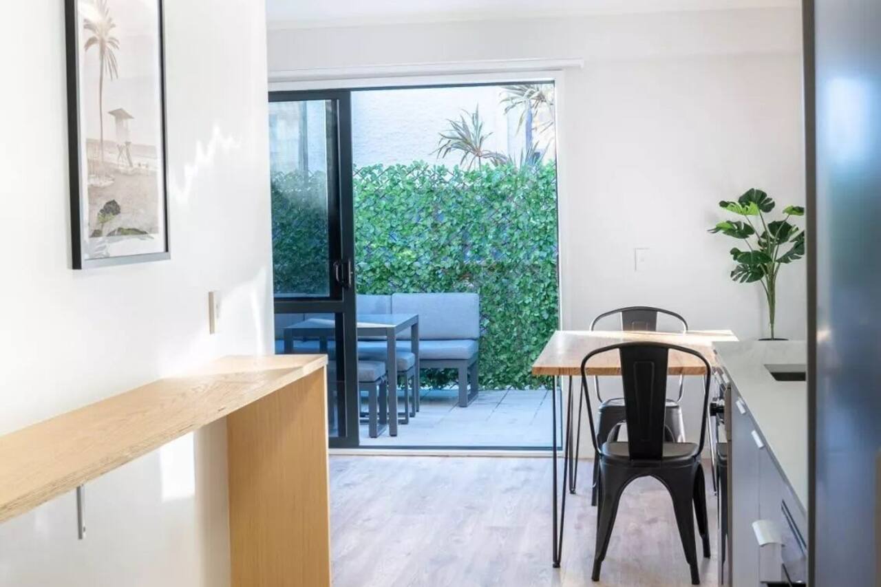 The Downtown by Beyonder by Beyonder - Stylish 2-Bedroom Coastal Apartment with Balcony, Walking Distance to Mount Maunganui Beach, Secure Parking, Ideal for Couples and Families 1