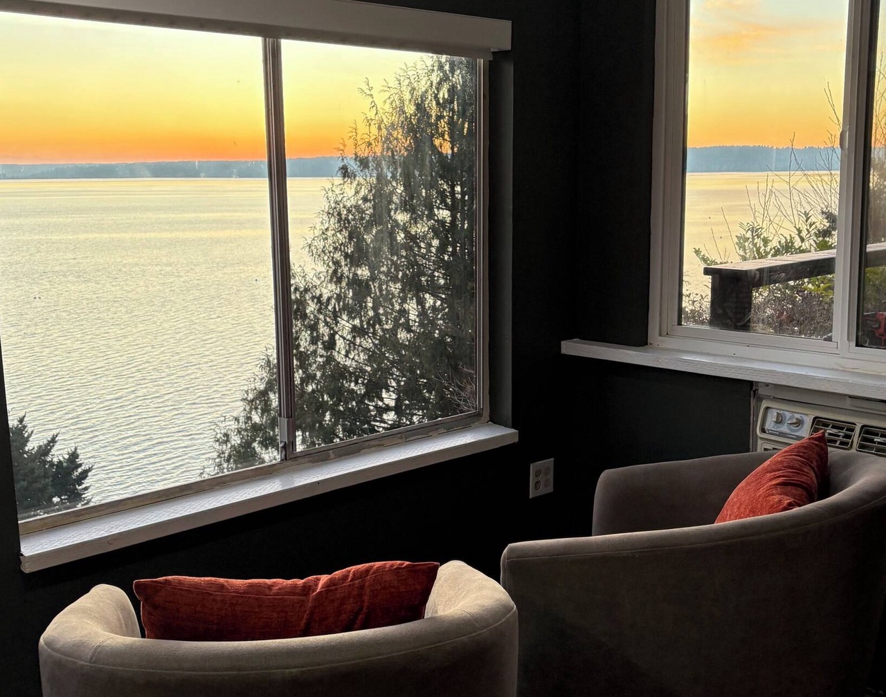 The Nest - cottage with panoramic views and private deck seating 1