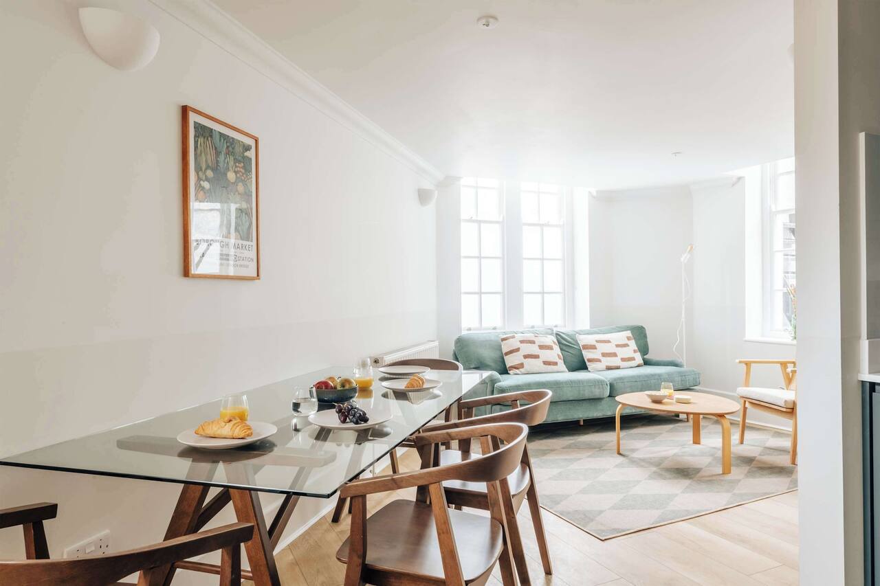 The Regency: 2BD LG Apartment in Victoria 1