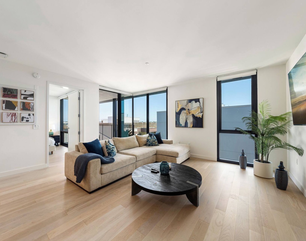 The Sapphire Nest' Luxury Condo Walk to Beach & Pier Rooftop Pool, Gym Parking 1