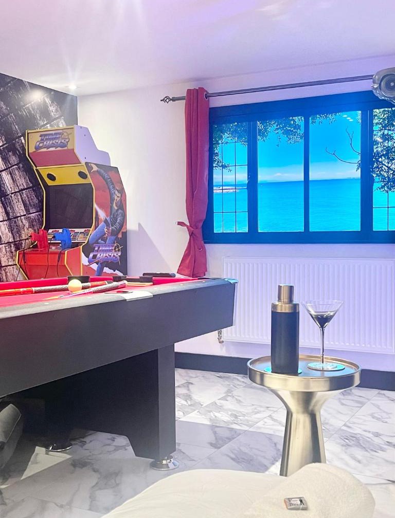 The Secret Agent Apartment - Brought to you by Coastline Retreats - Brand New - 2 mins walk to Beach - Childrens play den - Pool Table - Time Crisis Arcade Machine 1