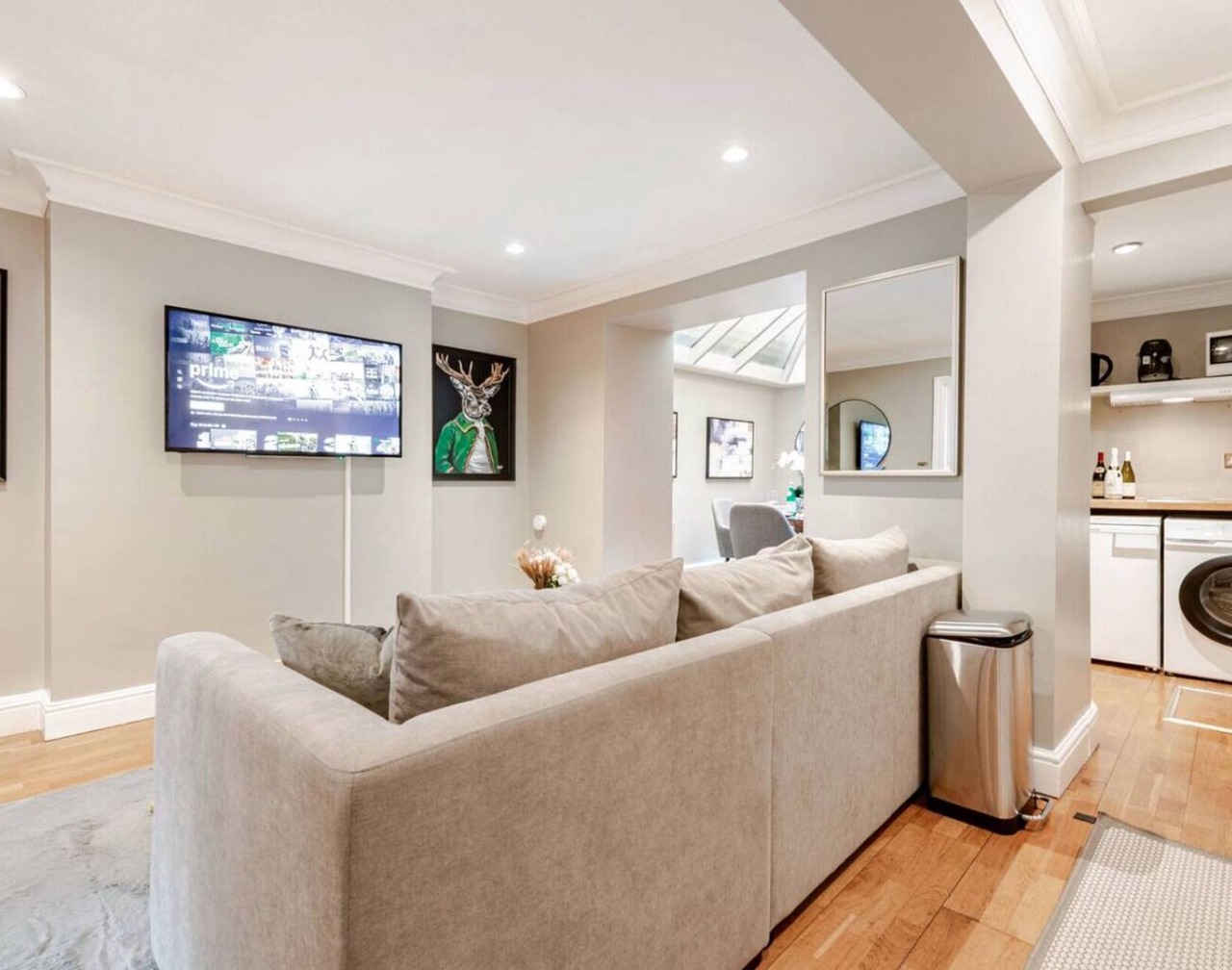 The Victoria Retreat House — Private 2‑Bed Home 1