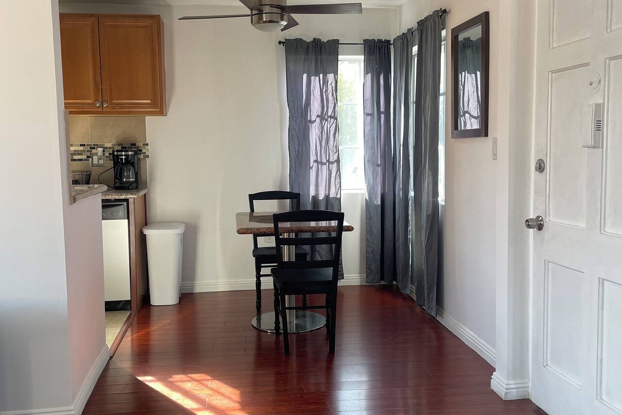 The Writer’s View-Private Top Floor Bright N Cozy Fully Equipped- Sleeps 1-2 1