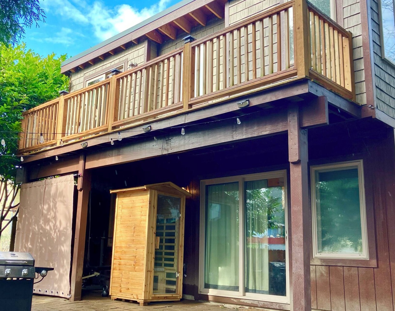 Tiny Mansion - Seattle! Make this Cozy, Custom Cottage your Seattle Summer Home! 1