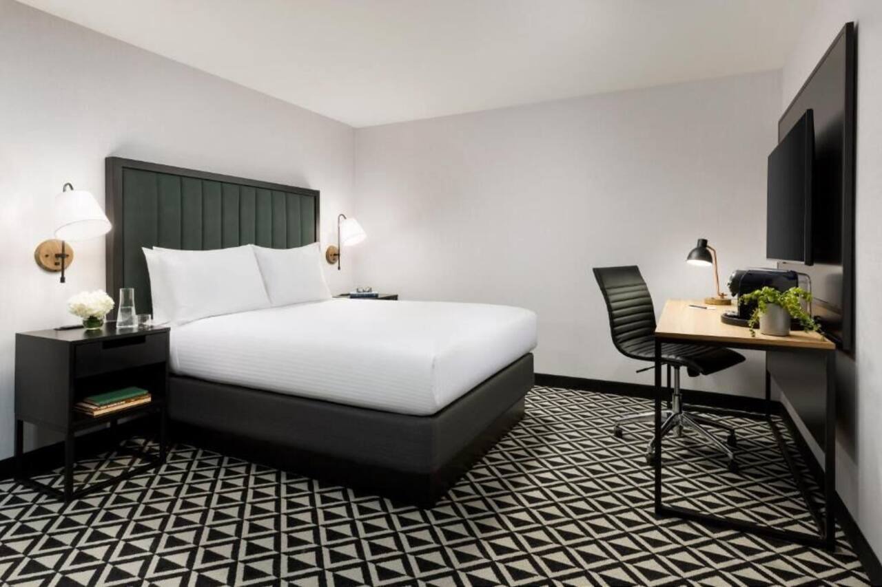 Town House Queen Room at Arcadian Hotel! Close to Coolidge Corner Theatre 1