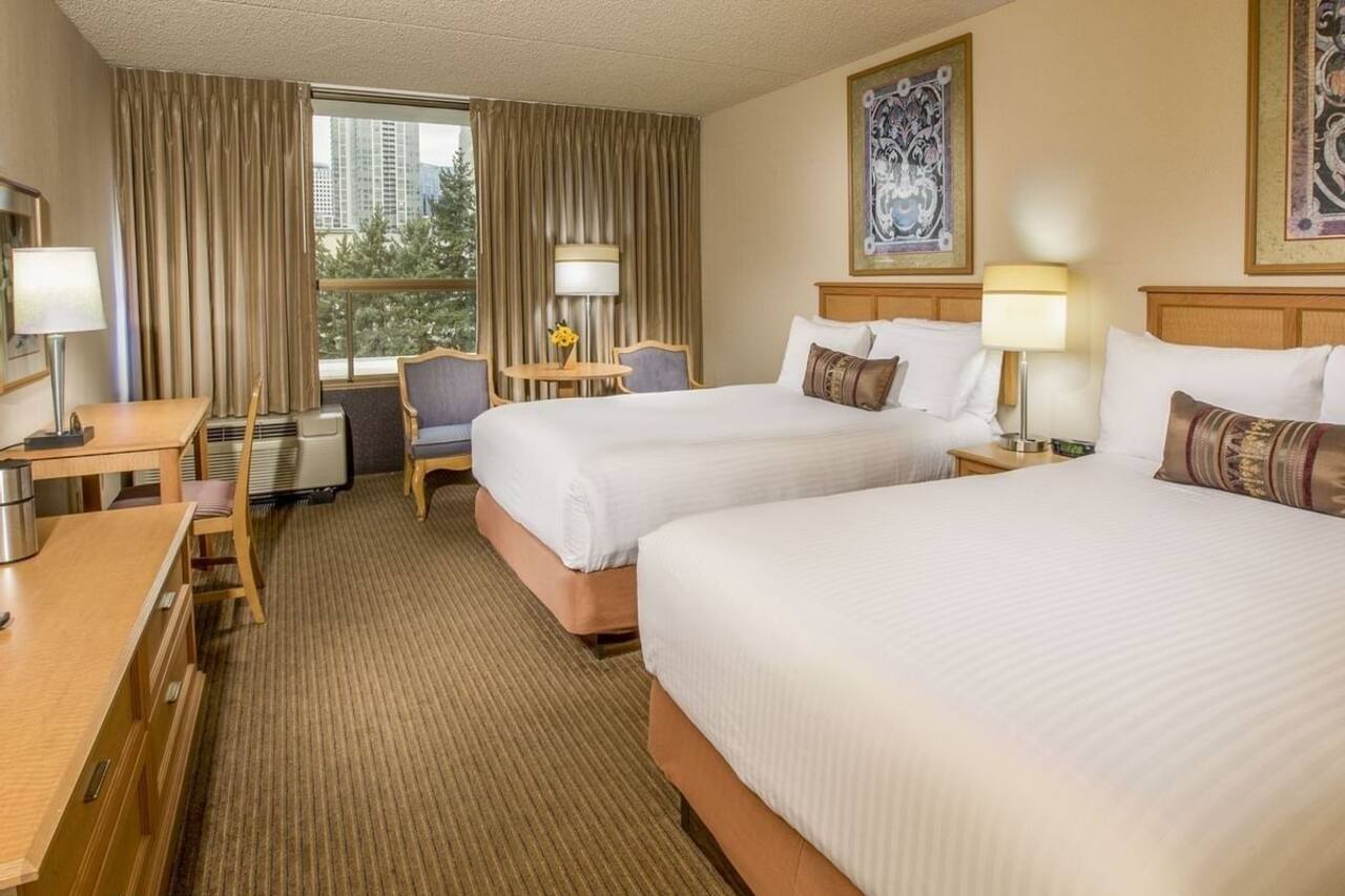 Travel Destination! Parking and Seasonal Pool, Near Bellevue Downtown Park 1