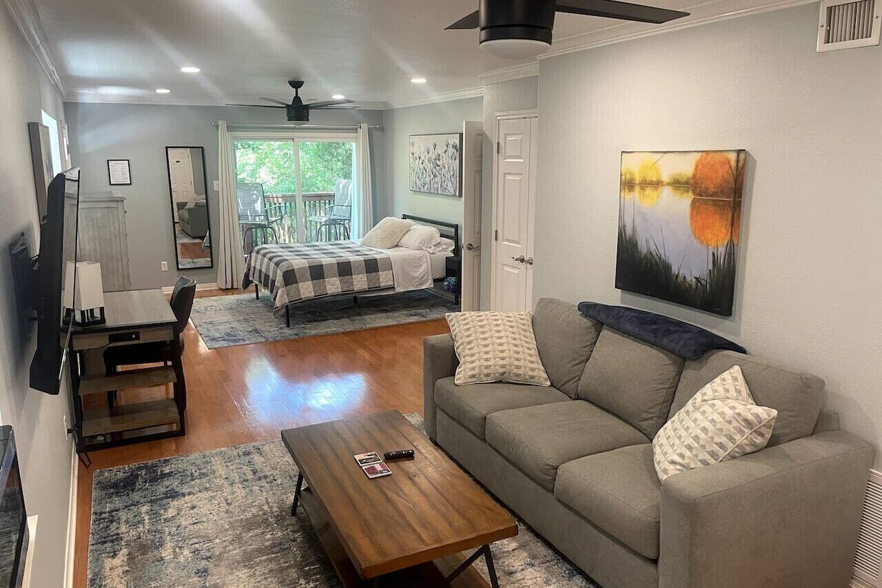 Travis Heights Oasis! 1