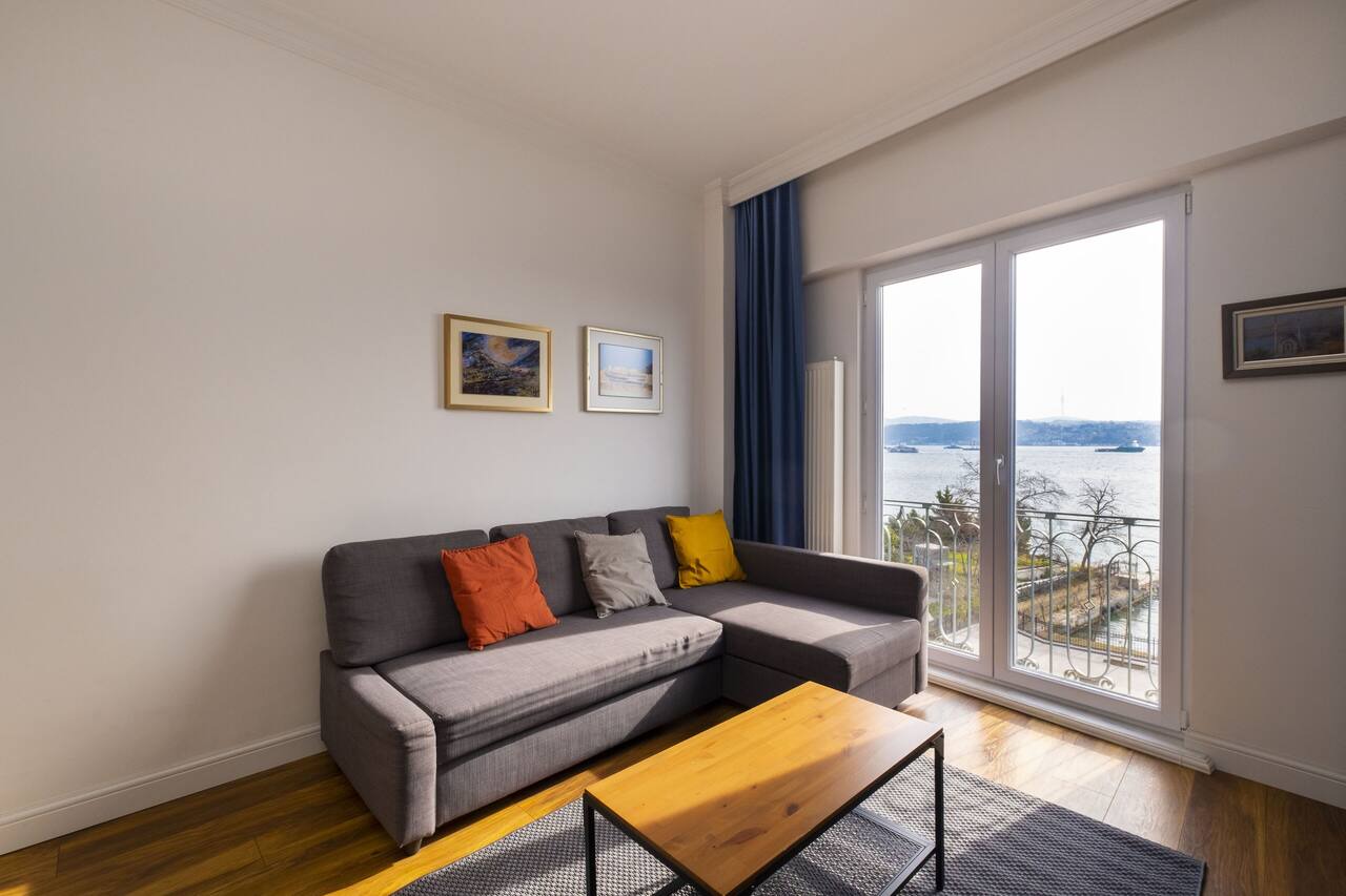 Trendy Waterfront Apt. with a Striking View 1