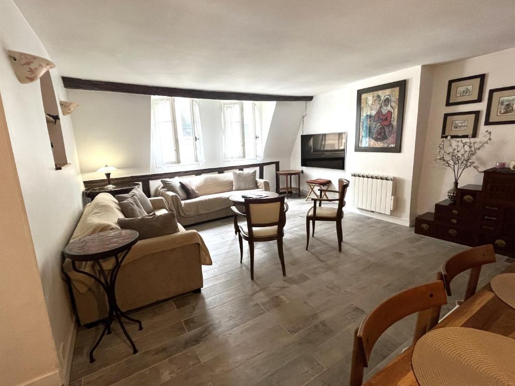 Typical Marais 3 bedroom - Beaubourg 1