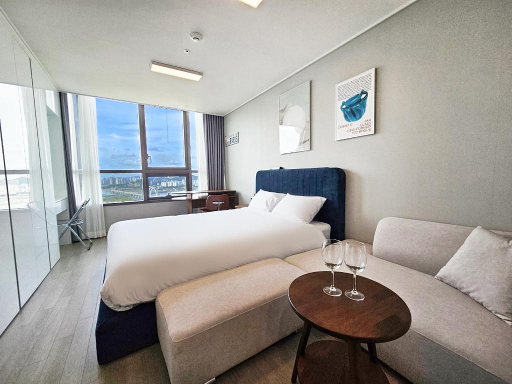UH FLAT The SONGDO 1