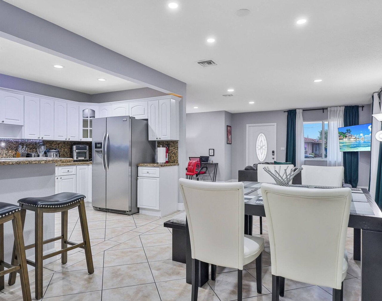 Unique Escape GameRoom! Bar, BBQ, Spacious, and Near Beach 1
