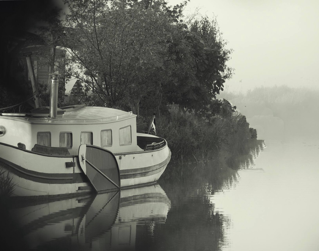 Unique nature experience on the water, Bed in boat Jisperveld 1
