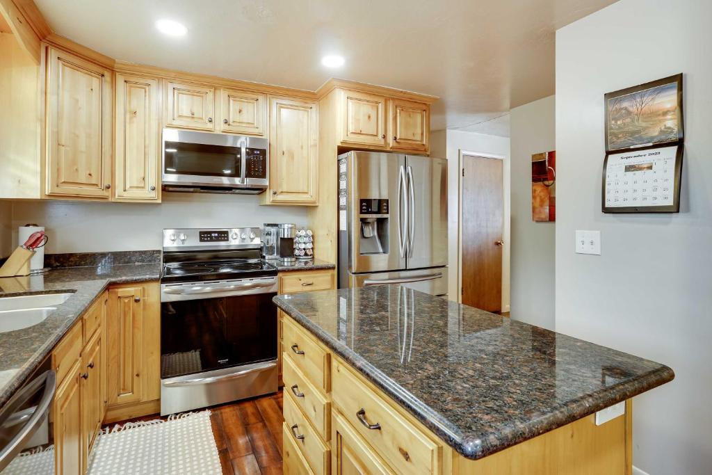 Updated Ranch Apartment w/Deck - 9 Mi to Downtown 1