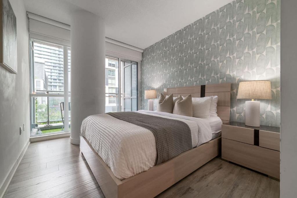Upscale 3BR Downtown Suite with Parking 1