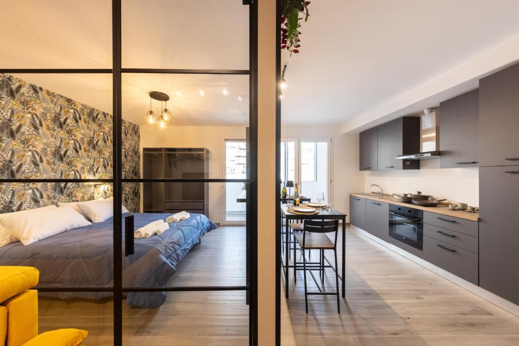Urban Chic Luxury Suite Apartments 1
