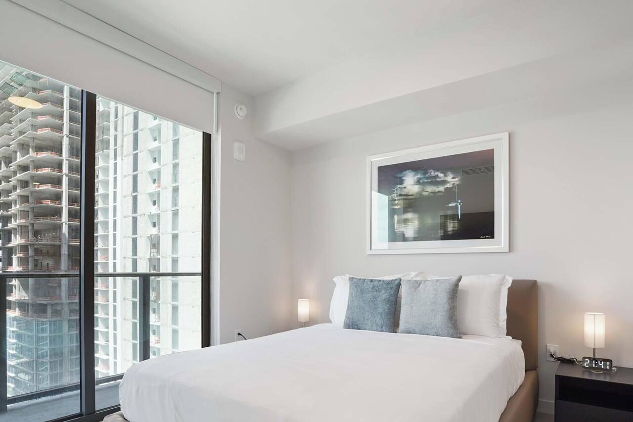 Urban Condo, City Views & Prime Location 1