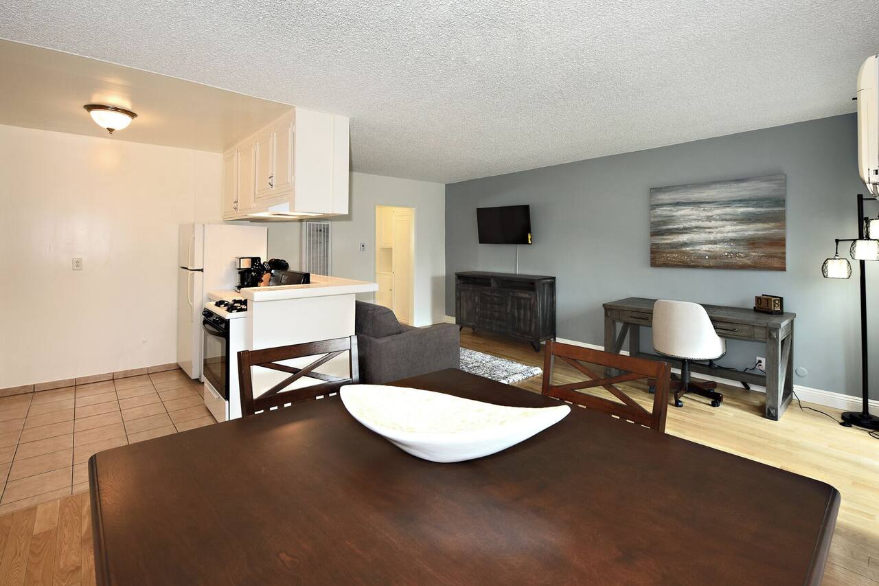 V6- Lovely 1-bedroom apartment with AC in vibrant Los Angeles 1