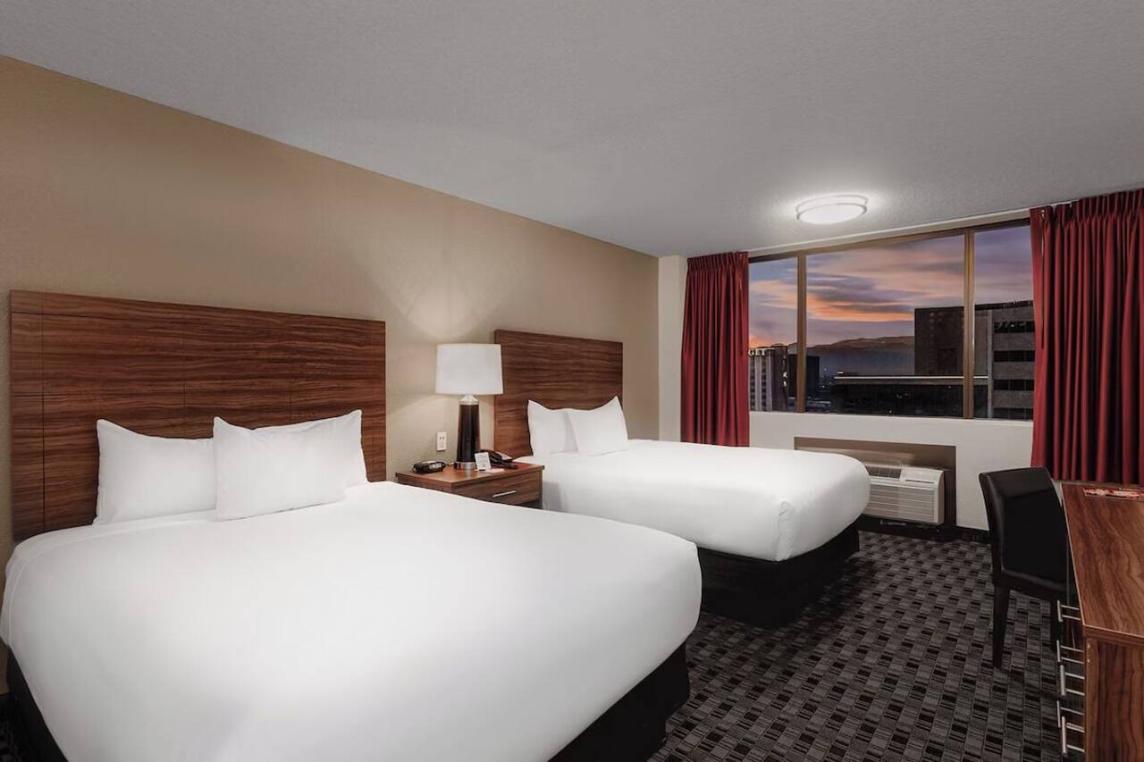 Vacation Day Is Always A Great Idea! 3 Convenient Units, Pool, Free Parking 1