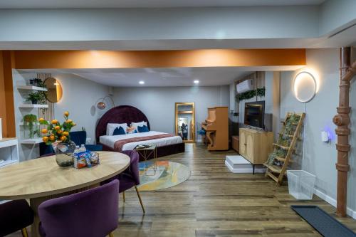 VIBES! Free Parking, Piano, King Bed 1