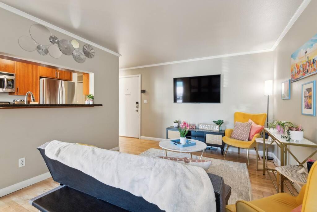 Vibrant 2bed Condo - Stroll to SEA Space Needle 1