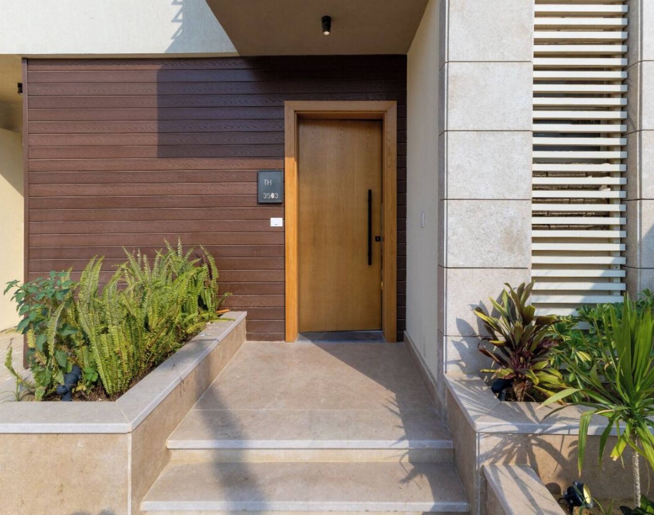 villa with private garden in the crown palm hills compound -sheikh zayed 1